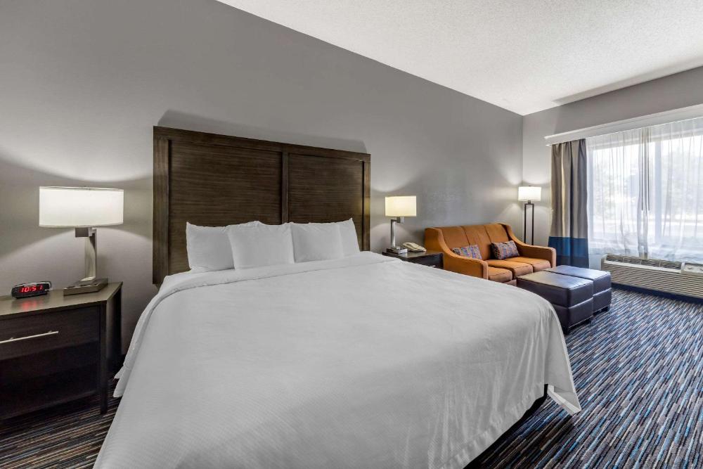 King Suite with Tub - Mobility/Communications Accessible interior